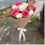 Букет Белые и розовые розы в крафте 9 шт
